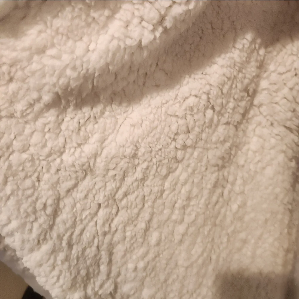 NWT Socialite Faux Sherpa Hooded Throw